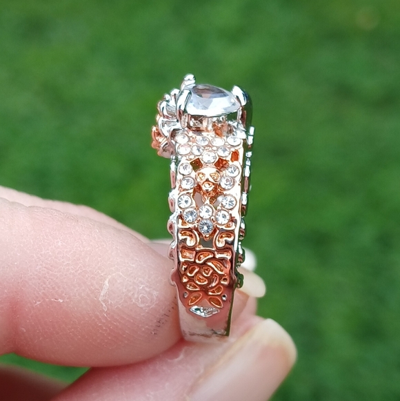 Jewelry - New Heart Shaped CZ Rose Gold & Silver Skulls & Roses Ring.